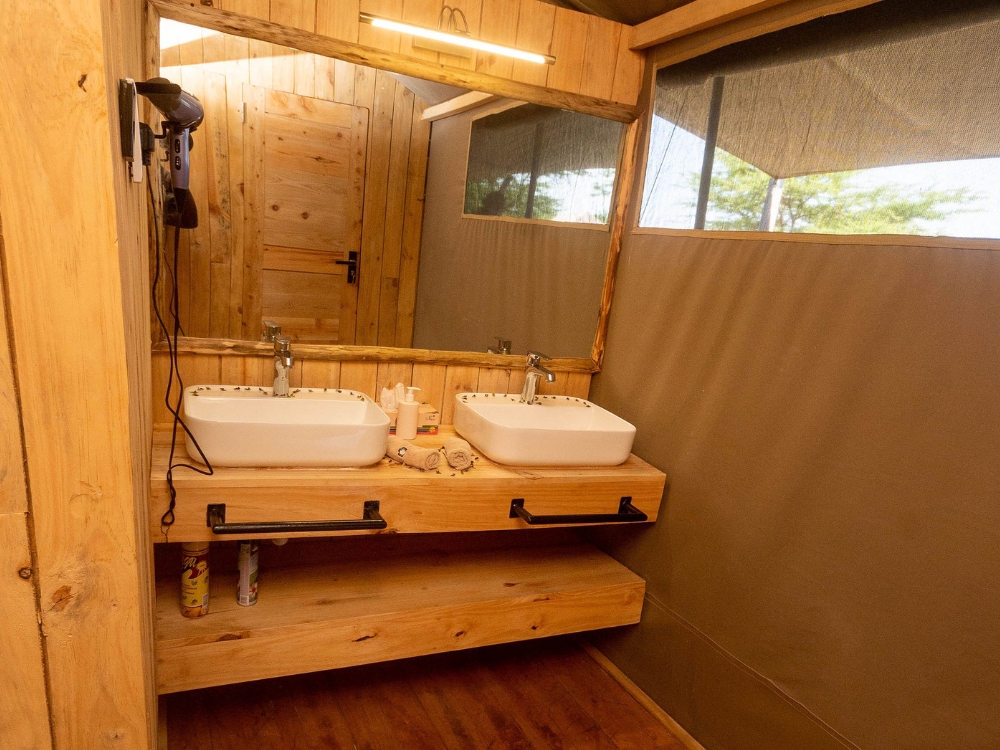 bathroom detail - Serengeti Kifaru Tented Lodge